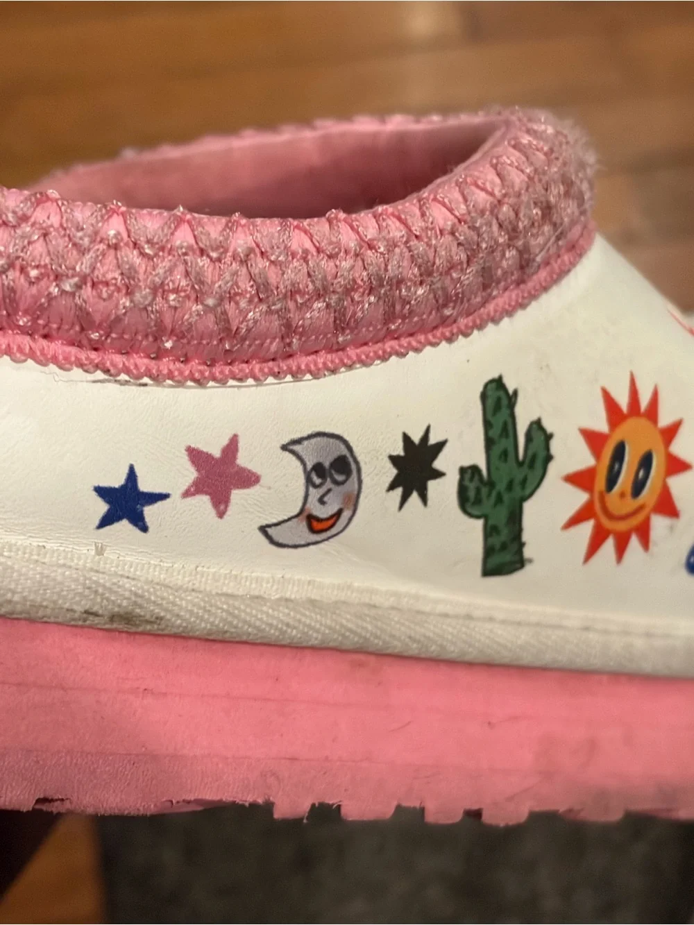 UGG Tazz Slippers Sketch Big Kids 6/W8 by artist Humberto Cruz
